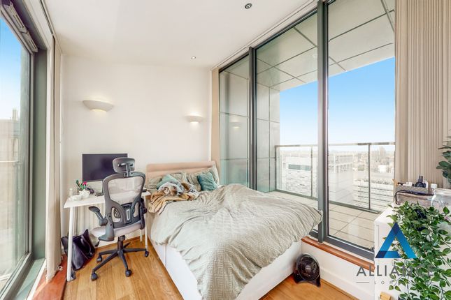 Flat to rent in Neutron Tower, 6 Blackwall Way, London