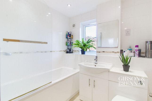 Flat for sale in The Gallops, Basildon