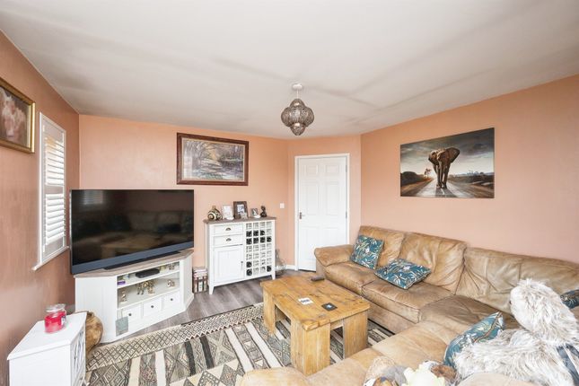 Flat for sale in Spinnaker Close, Ripley