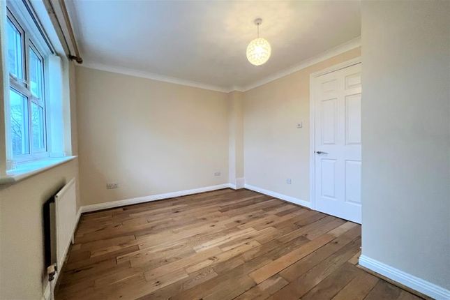 Town house to rent in Alexandra Gardens, Knaphill, Woking