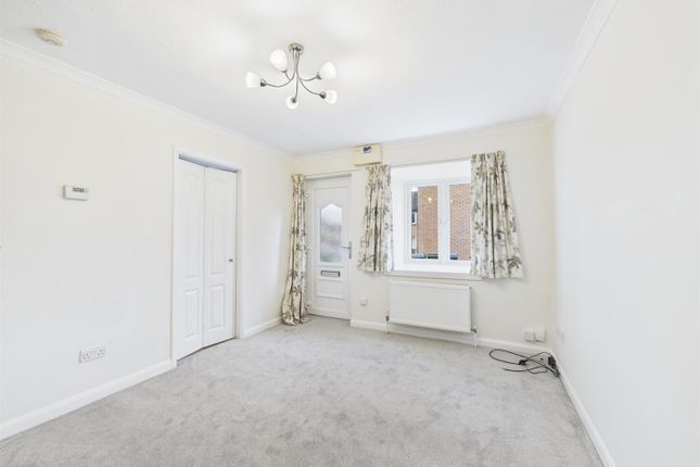 29, Batchelor Close, Aylesbury photo 3