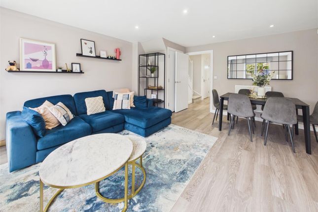 2, Keywood Drive, Walton-On-Thames photo 4