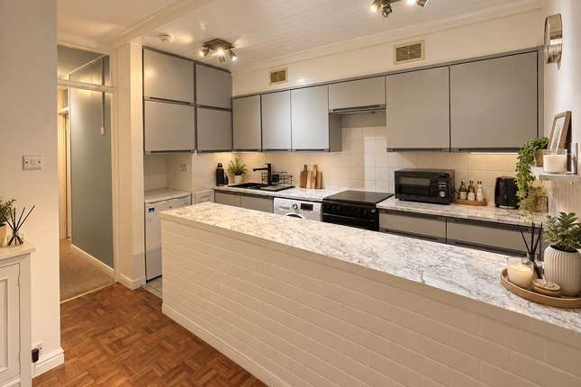 Flat 8, Rotherwick Court, 72, Alexandra Road, Farnborough photo 4