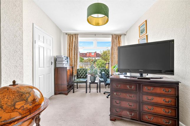 87, Somerville Road, Romford photo 4