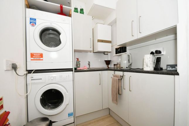 Salon - Kitchen 02.Jpg