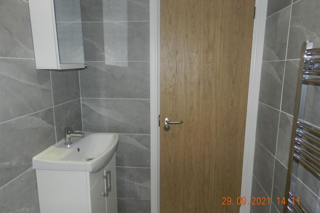 Flat to rent in Cyril Crescent, Roath, Cardiff