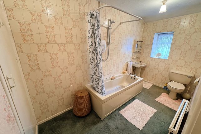 661 Blackburn Road, Bolton photo 4