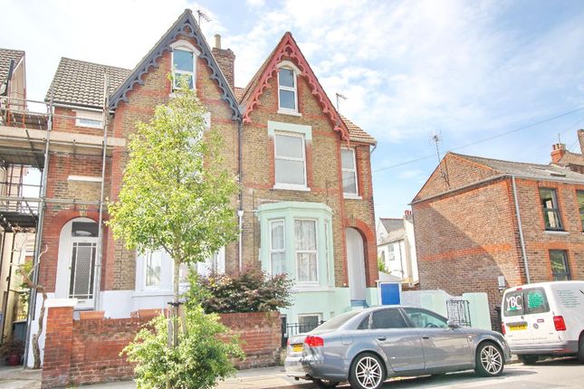 Maisonette to rent in Stansted Road, Southsea