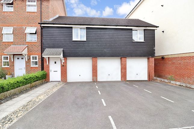 Flat to rent in White's Way, Hedge End, Southampton