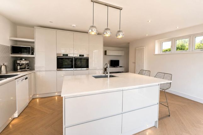 2, Mildred Avenue, Borehamwood photo 5