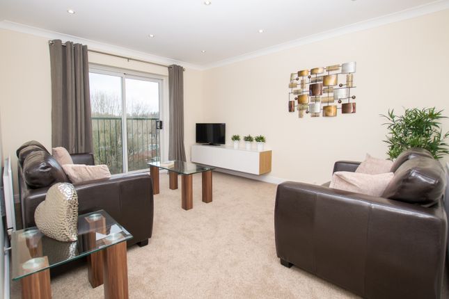 Modern And Spacious Top Floor Apartment - Two Double Bedrooms - Two Parking Spaces - Close To Three Bridges Station