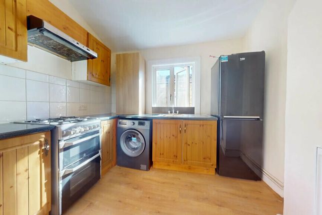 Flat to rent in Upland Road, London