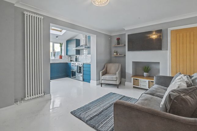5, Bernard Close, Cuddington photo 2