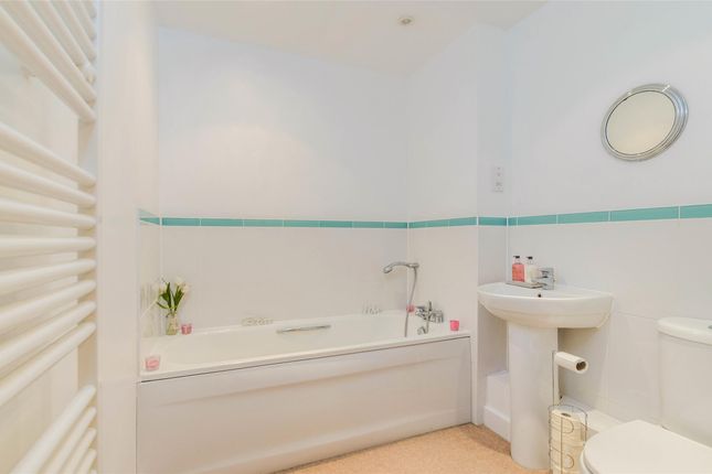 Flat to rent in Goodworth Road, Redhill, Surrey