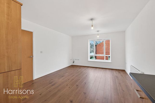 8 Heatley Gardens, Bolton Road, Bolton photo 3