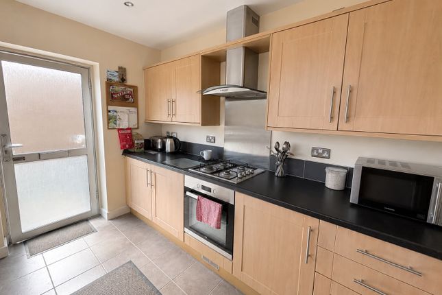 28, Deanwood Crescent, Bradford photo 3