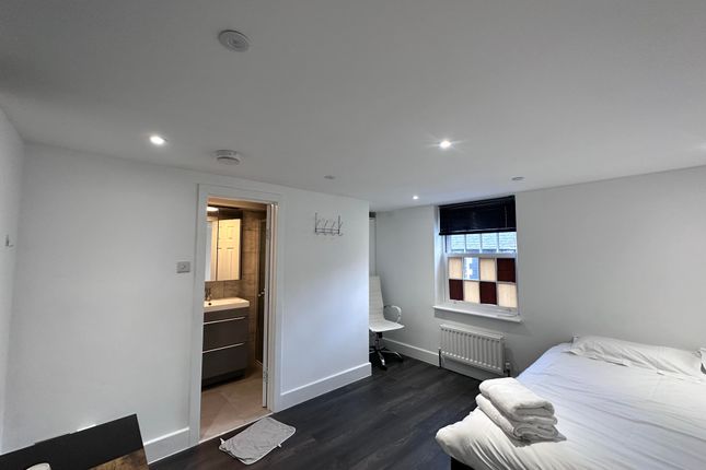 Flat to rent in Queens Place, Brighton