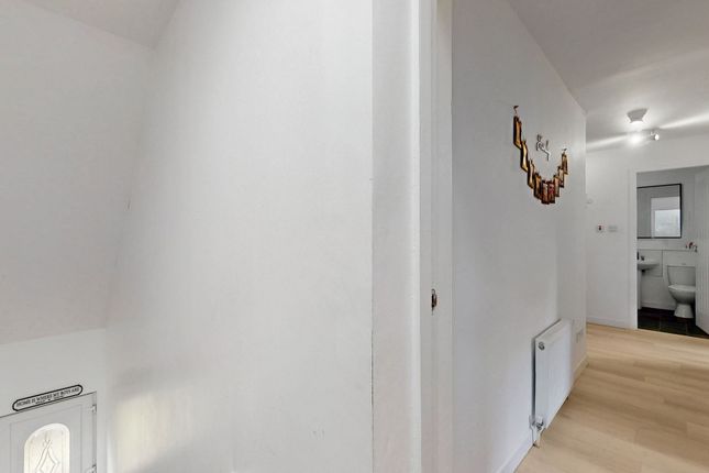 54 Blackbyres Court, Glasgow photo 3