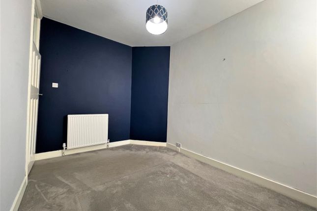Flat to rent in Broadway, Leigh-On-Sea
