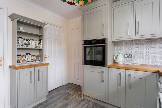 31 Longbridge Road, Horley photo 4