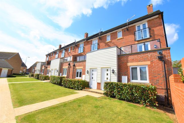 Thumbnail Flat for sale in Blackthorn Road, Didcot