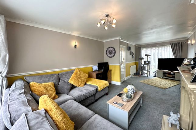13, Heath Acres, Wednesbury photo 2