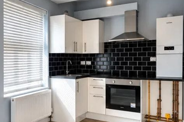 Flat 2, 78 Longbridge Road, Longbridge Road, Barking photo 5