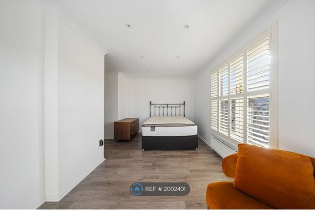 Thumbnail Flat to rent in Lime Close, London