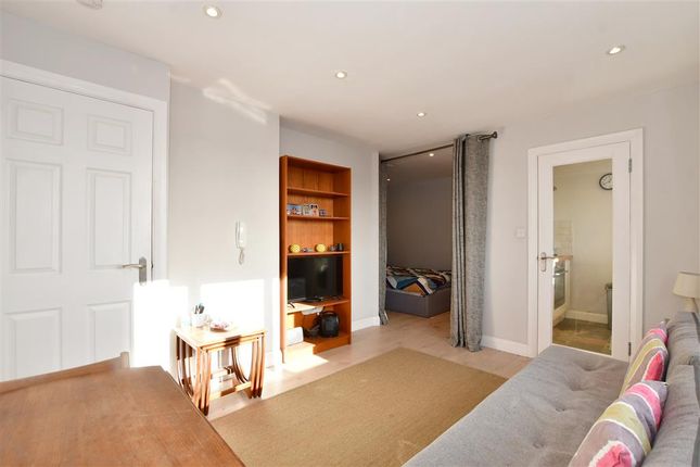 Thumbnail Flat for sale in Thant Close, London