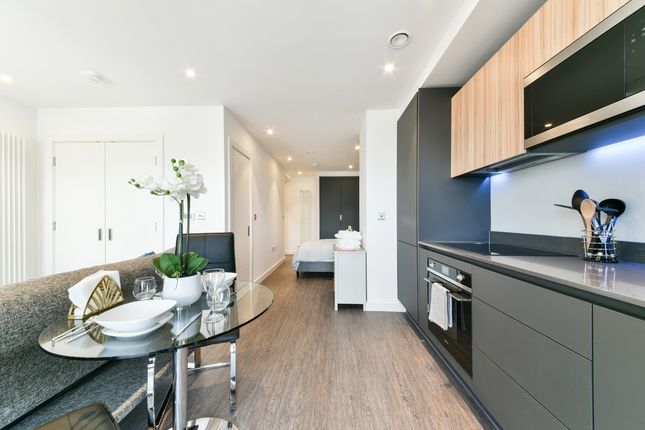 Flat 1007 Royal Docks West, 12, Western Gateway, London photo 2