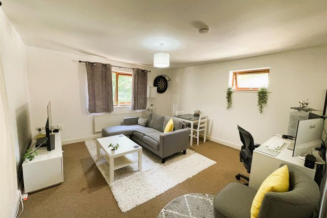 21c, Sunningdale Gardens, Southampton photo 2