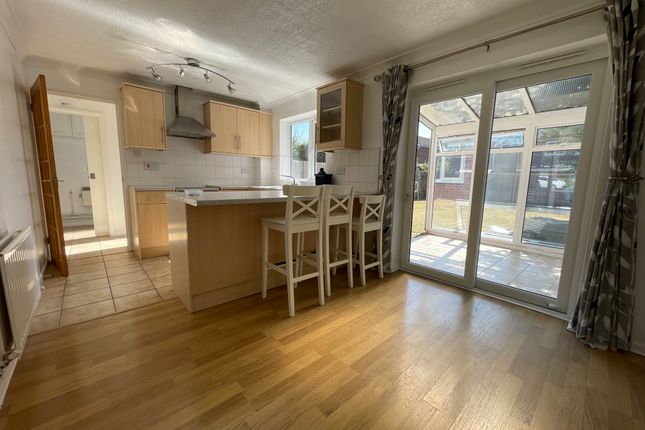 8, Rochester Close, Swindon photo 4