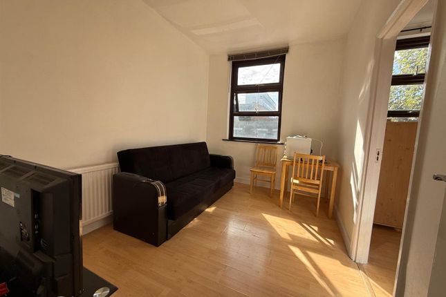 Flat C, 107, Fonthill Road, London photo 2