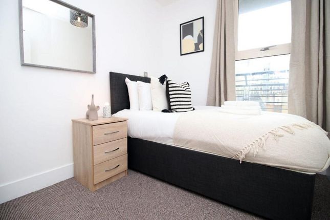 Flat to rent in Queen Street, Cardiff