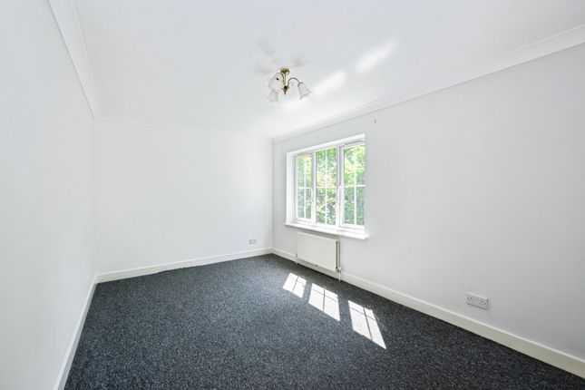 Flat 6 Holly House,, Aspen Vale, Surrey photo 4