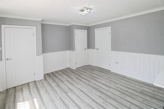 6, Thackeray Road, Bradford photo 3