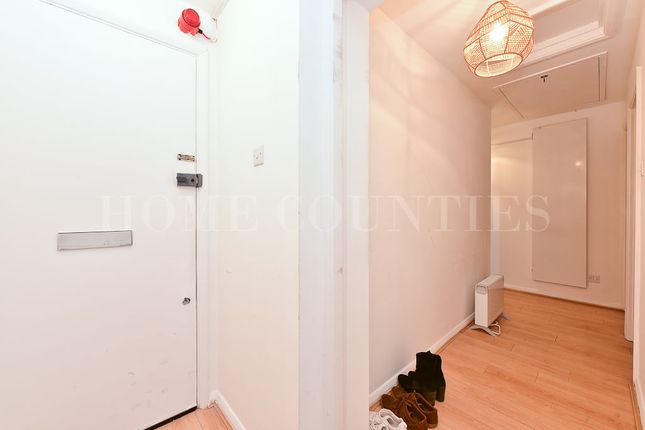 21, Wyllyotts Close, Potters Bar photo 2