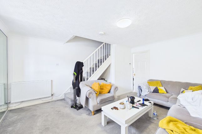 17 Groves Close, South Ockendon, Essex photo 2