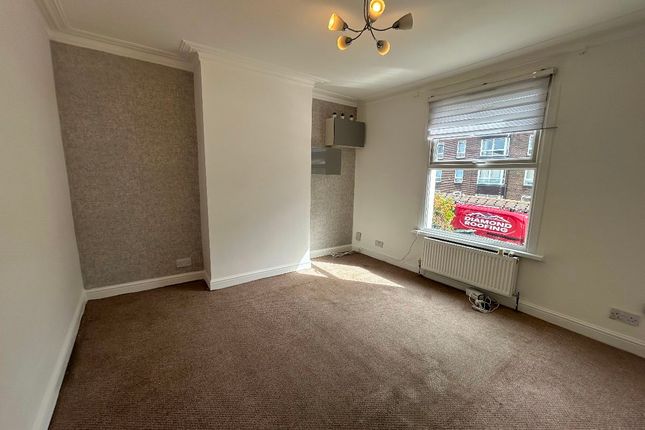 188 Congleton Grove, Woolwich photo 2