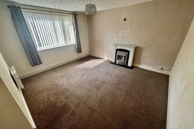 47, Simon Close, Nuneaton photo 2