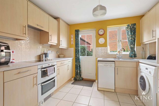8, Barrie Close, Stratford-Upon-Avon photo 4