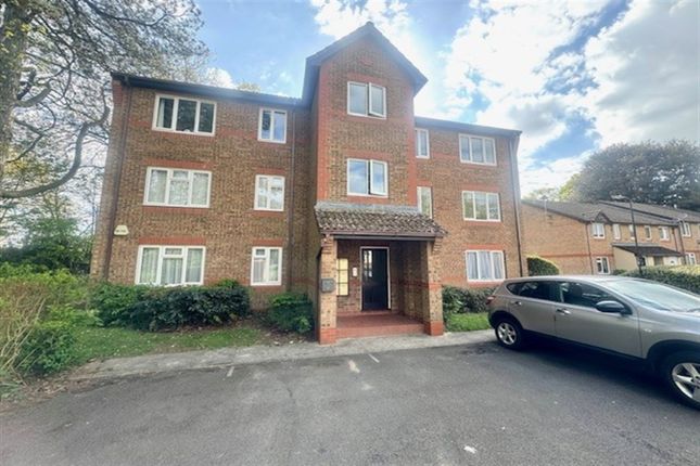 Flat to rent in Nutfield Court, Maybush