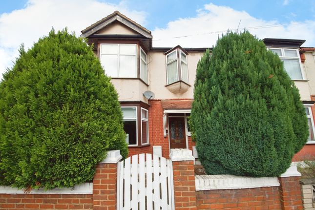 Thumbnail Flat for sale in Queenswood Avenue, London