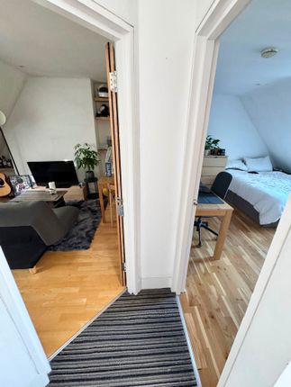 27d Hartham Road, London photo 4