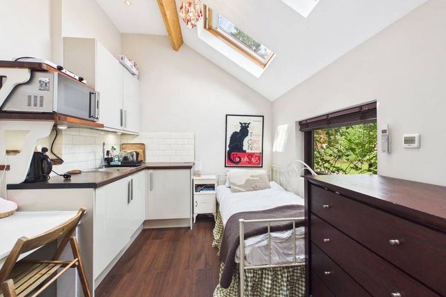 Studio 8,, Sunbury Avenue, London photo 2