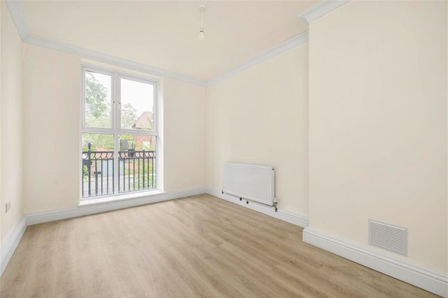Flat to rent in Union Grove, London