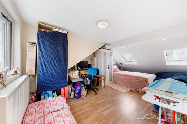 Flat for sale in Chesterfield Road, Leyton, London