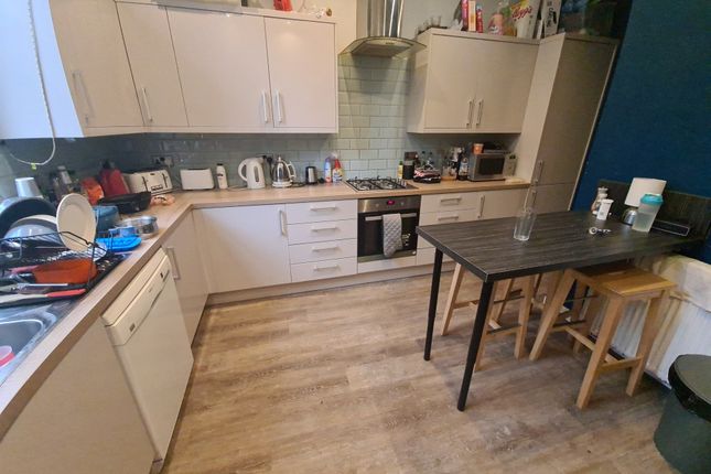A Well-Equipped Kitchen Featuring Modern Appliance...