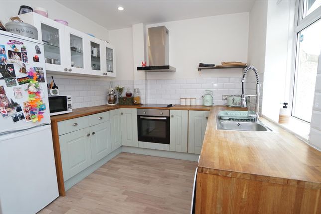 39, Fourlands Road, Bradford photo 4