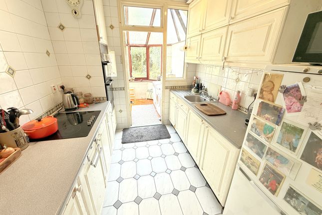 7 Eton Avenue, Barnet photo 4